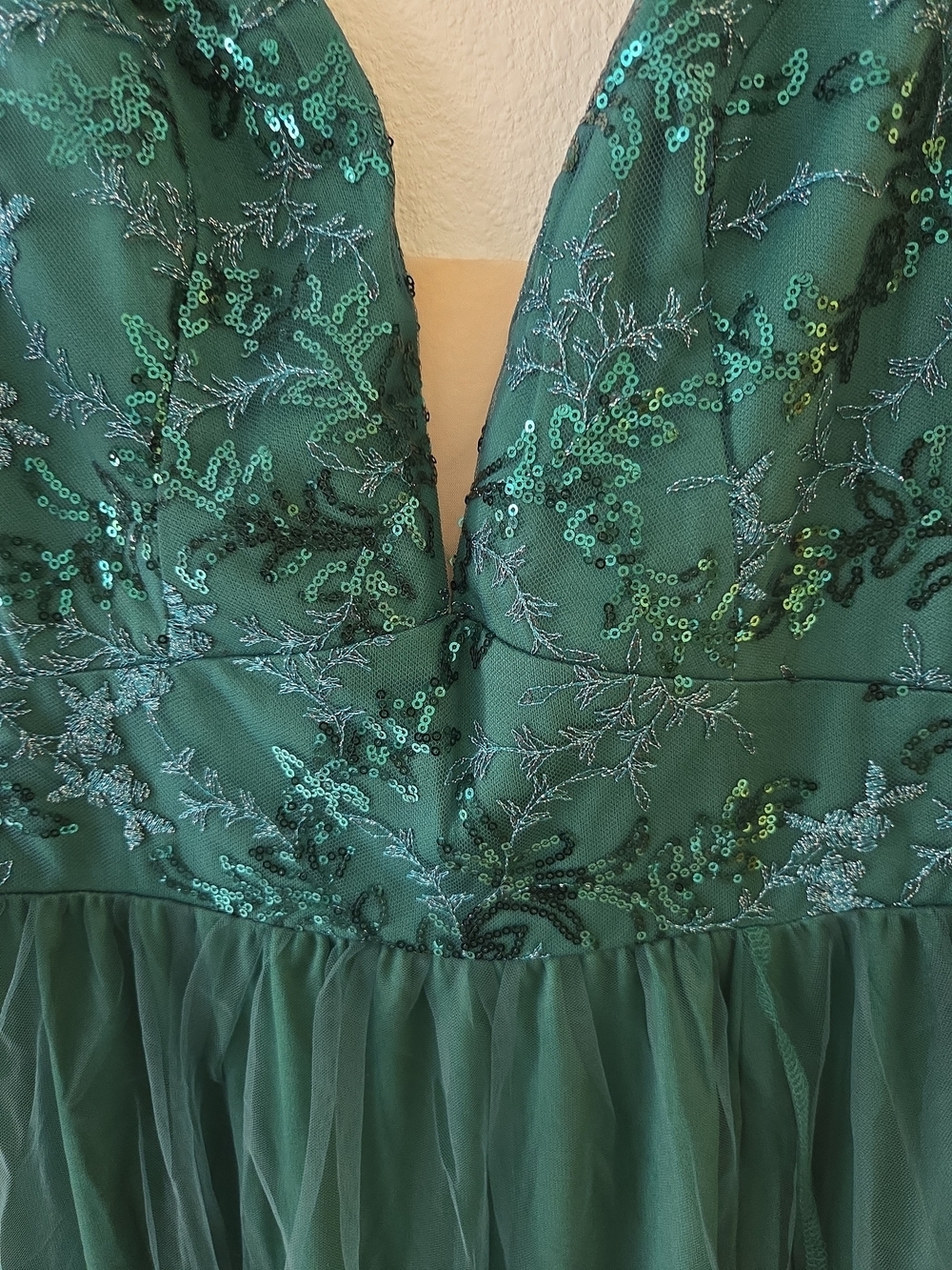 Emerald Green V-Neck Lace & Tulle Evening Dress - Picture 6 of 8